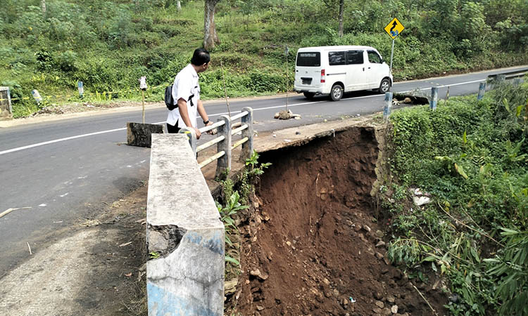 AMBROL: Kondisi Jembatan Bok Wesi di Sukoreno, Kecamatan Prigen yang mengalami longsor. Kondisi itu, membahayakan pengguna jalan. Warga berharap, agar segera dilakukan perbaikan.
