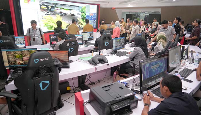 Kecanggihan Command Center setempat, membuat Mas Rusdi-sapaannya ingin mengadopsi di wilayah Kabupaten Pasuruan. (Istimewa)