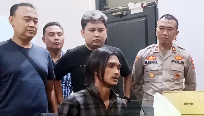 RAJA TEGA: Didik (duduk) saat dimintai keterangan penyidik Polres Probolinggo. (Agus Faiz Musleh/ Radar Bromo)