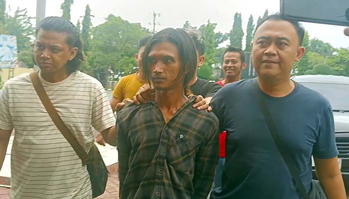 DITANGKAP DI BALI: D (tengah), pelaku pembunuhan terhadap Dwi Nurtikki Damayanti asal Maron saat dikeler petugas. (Agus Faiz Musleh/ Radar Bromo)