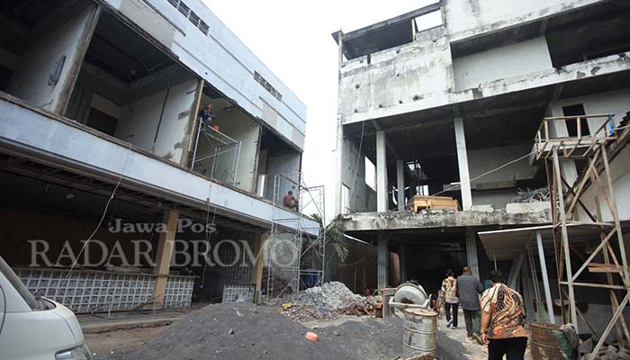 JADI SOROTAN: Komisi III DPRD Kota Probolinggo saat menggelar sidak proyek pembangunan Hotel Magnet di Jalan Brigjen Kotamso, Kota Probolinggo. (Zainal Arifin/ Radar Bromo)