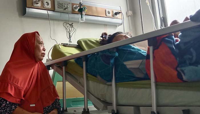 MASIH DIRAWAT: Korban Zilvy Sabriya Arrohmah, 25, dirawat di RSUD Tongas, Kabupaten Probolinggo, (18/4). (Inayah Maharani/ Radar Bromo)