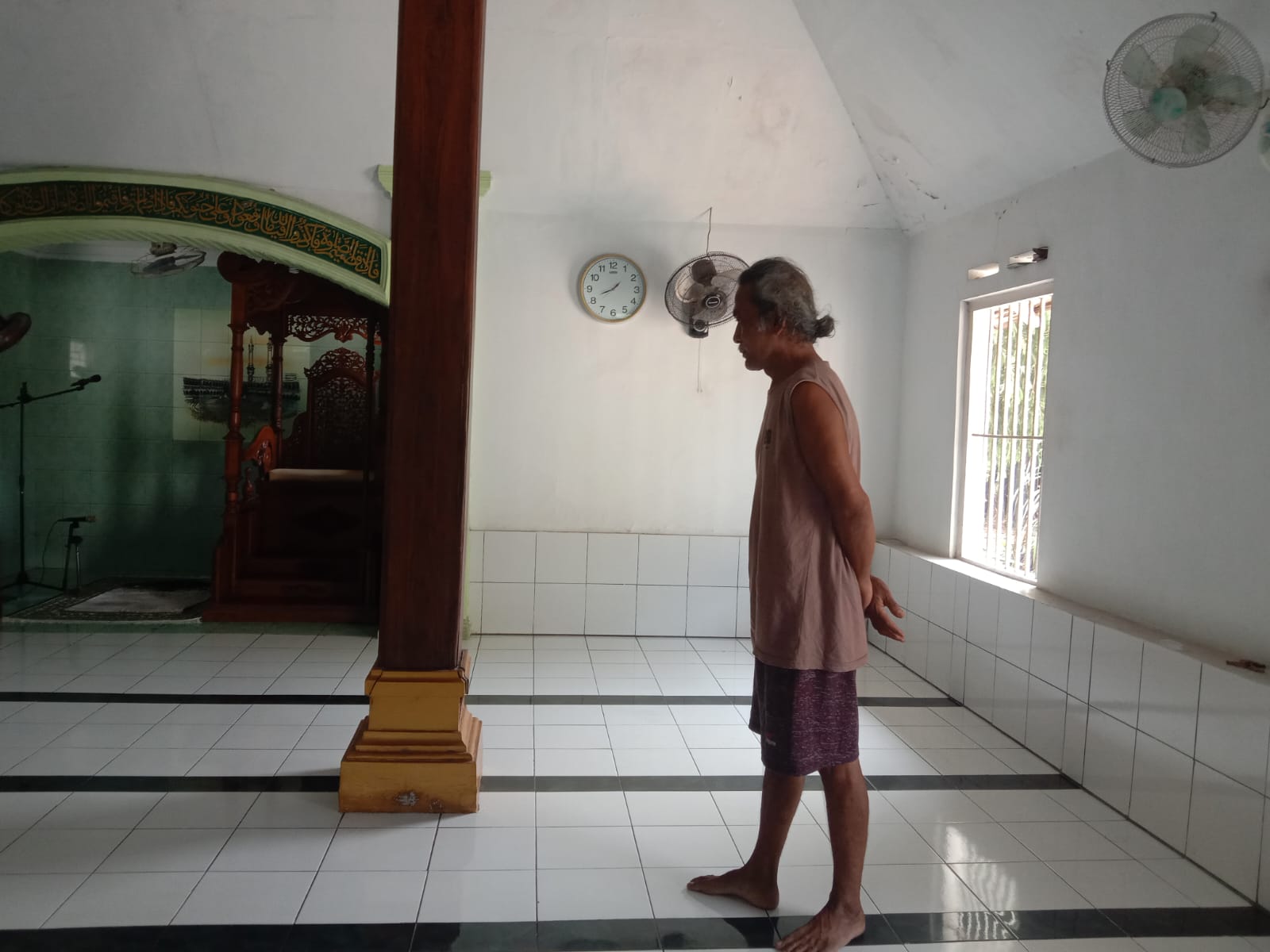 TUA: Meski tidak diketahui kapan dibangun, namun masjid setempat tampak kokoh. Tampak pilar-pilar bangunan di dalam masjid Tiban.