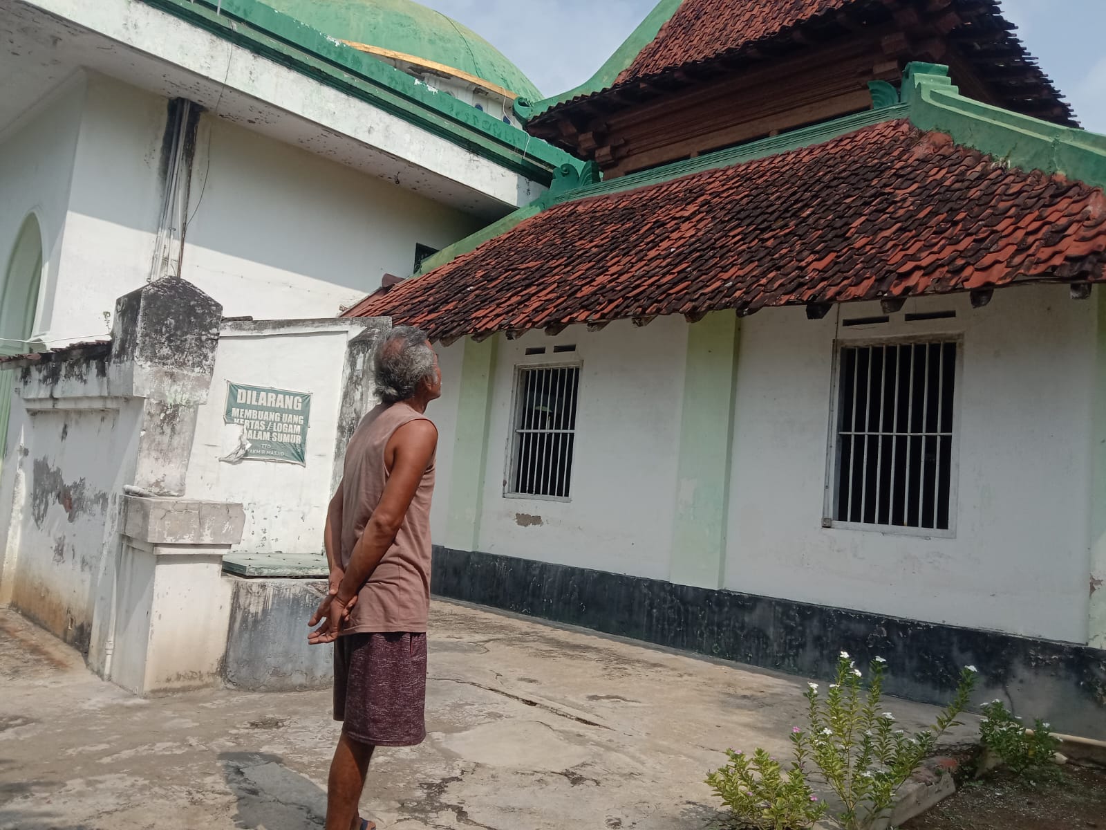 2.	BANGUNAN ASLI: Bagian belakang masjid Tiban yang disebut-sebut merupakan bangunan asli dari masjid setempat sebelum mendapat sentuhan pembangunan lanjutan.