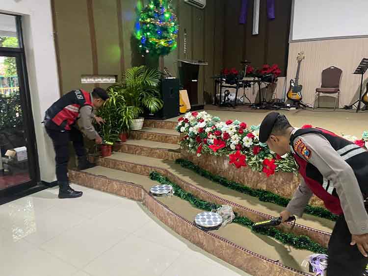 SIAGAKAN:Anggota Polres Probolinggomelakukan pengawasan di salah satu gereja di Kabupaten Probolinggo.