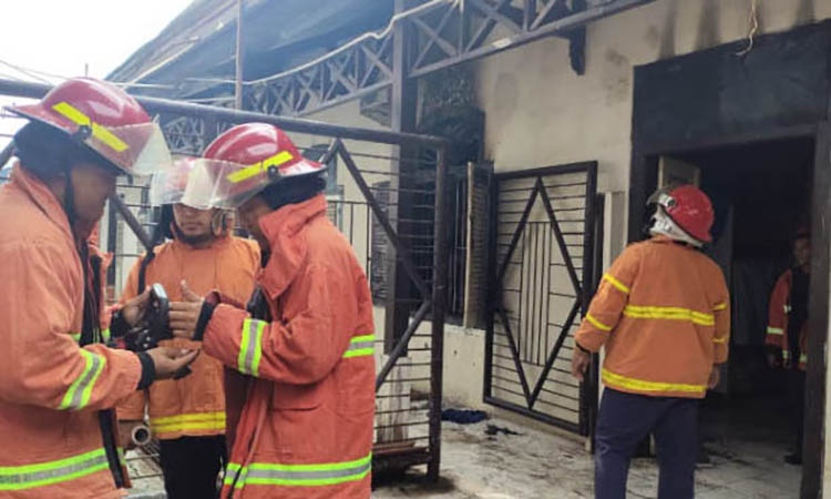 LOKASI: Personel damkar di tempat kejadian kebakaran.
