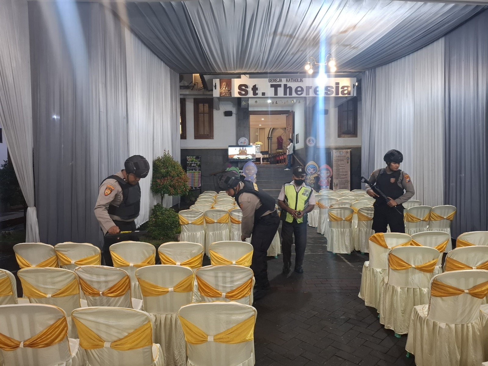 Petugas kepolisian saat melakukan screening di salah satu gereja yang ada di Kabupaten Pasuruan. Hal ini dilakukan, untuk memastikan, tidak adanya benda berbahaya yang mengancam jemaah.