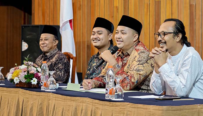 BERI RUANG: Bupati Pasuruan HM Rusdi Sutejo saat kegiatan sosialisasi peningkatan kapasitas dan pemberdayaan ormas di Hotel Senyiur, Kecamatan Prigen, Jumat (18/4).