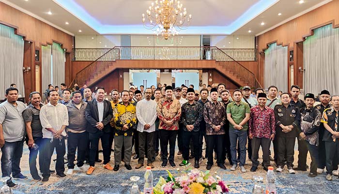Bupati Pasuruan Mas Rusdi berpose bareng sejumlah ormas di Kabupaten Pasuruan.