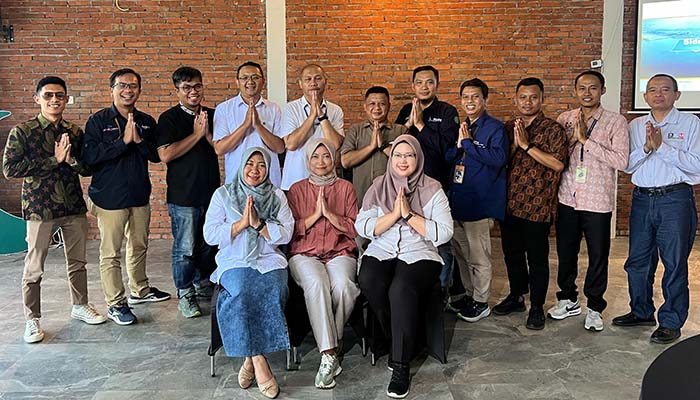 SILATURAHMI: Pengurus dan perwakilan perusahaan yang tergabung dalam Apindo Kabupaten Probolinggo berfoto bersama dalam agenda merawat silaturahmi. (Jamaludin/ Radar Bromo)