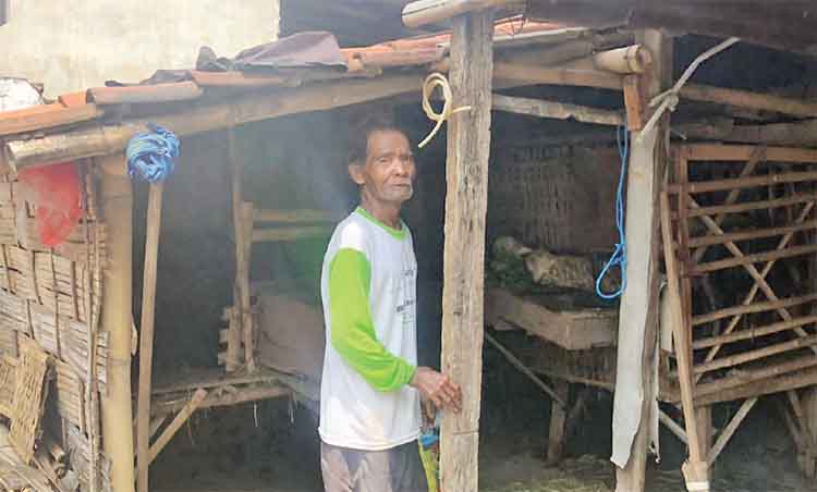 TKP: Toli (mertua Ali Muhdor) warga Jrebeng Kulon, Kecamatan Kanigaran, Kota Probolinggo saat menunjukkan lokasi terakhir kambing miliknya sebelum hilang, Rabu (29/1).