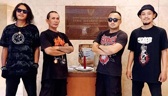 Dari kiri ke kanan: Luph sebagai vokalis, Totto sebagai bassist, Eitaz sebagai Gitaris, dan Ghatot sebagai Drummer.