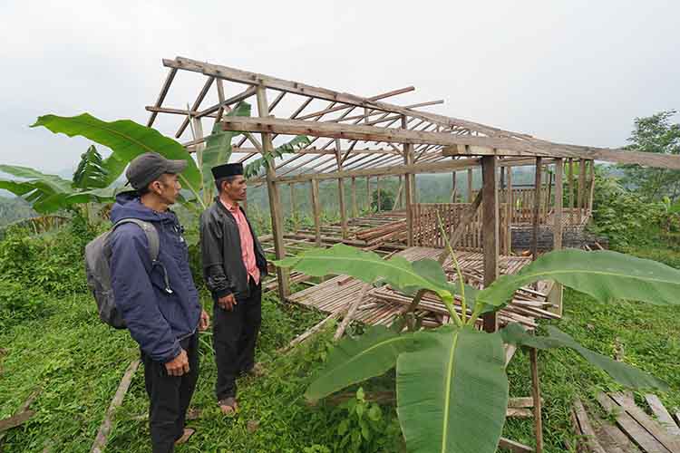 DIBANGUN: Bendahara Desa Andungsari Andry Tri Wibowo (kiri) mengecek pembangunan kandang ayam petelur di RT 6/RW 5, Dusun Segaran.