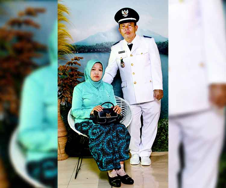Kepala Desa Andungsari Nemo Santoso berfoto bersama istri.