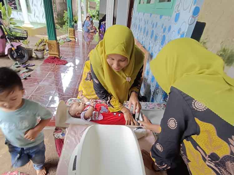 POSYANDU: Kader Posyandu Desa Andungsari mengukur tinggi badan balita. Pemenuhan gizi balita turut menjadi perhatian pemerintah desa.