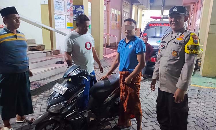BIKIN HEBOH: Nas (dua dari kanan) ketika dibawa ke Mapolsek Kraton, Sabtu (19/4).