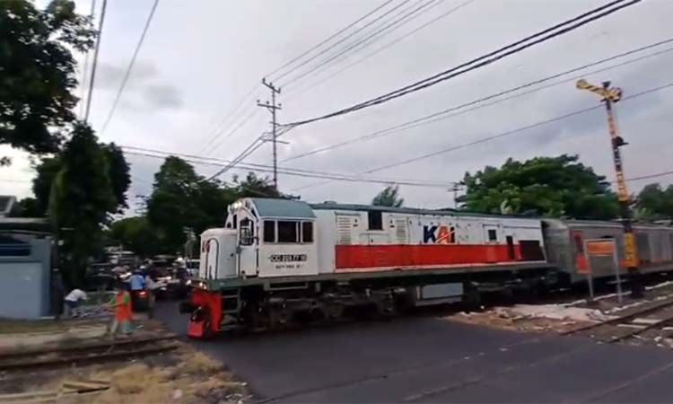 Korban yang jalan menyusuri rel KA sesaat sebelum tertabrak lokomotif CC 201 yang menarik KA Logawa di perlintasan Mayangan, Probolinggo.