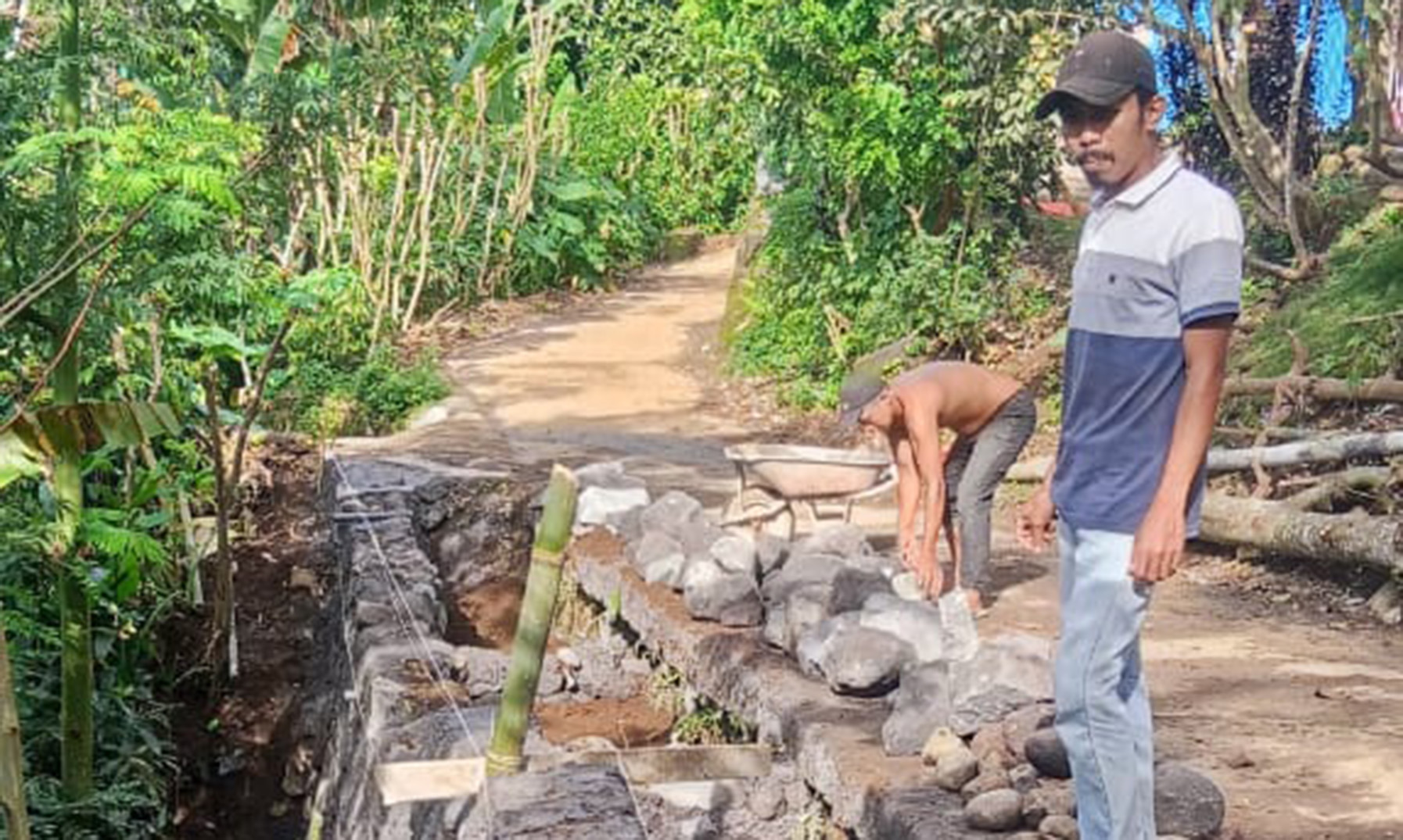 DIBANGUN: Kepala Desa Tlogoargo Umar melihat langsung pembangunan TPT di RT 14/RW 7, Dusun Segaran Duwes.
