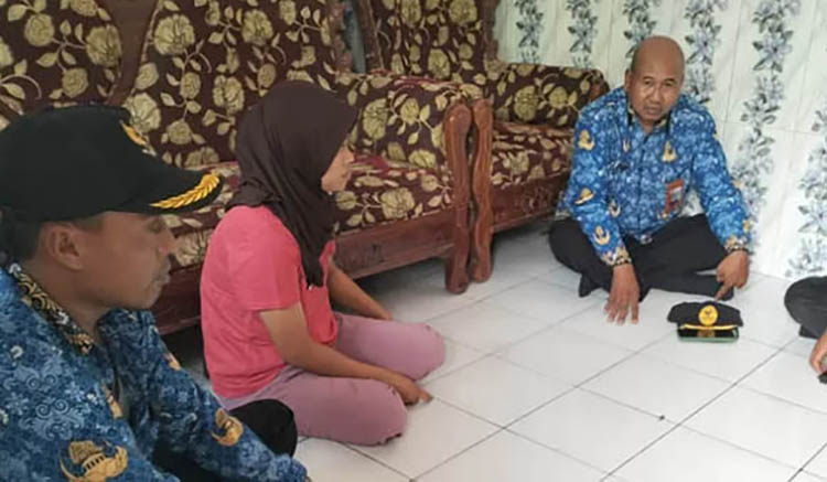 KUNJUNGAN: Tim Disnaker Kabupaten Pasuruan dan pihak desa serta kecamatan saat mengunjungi rumah Nasukha