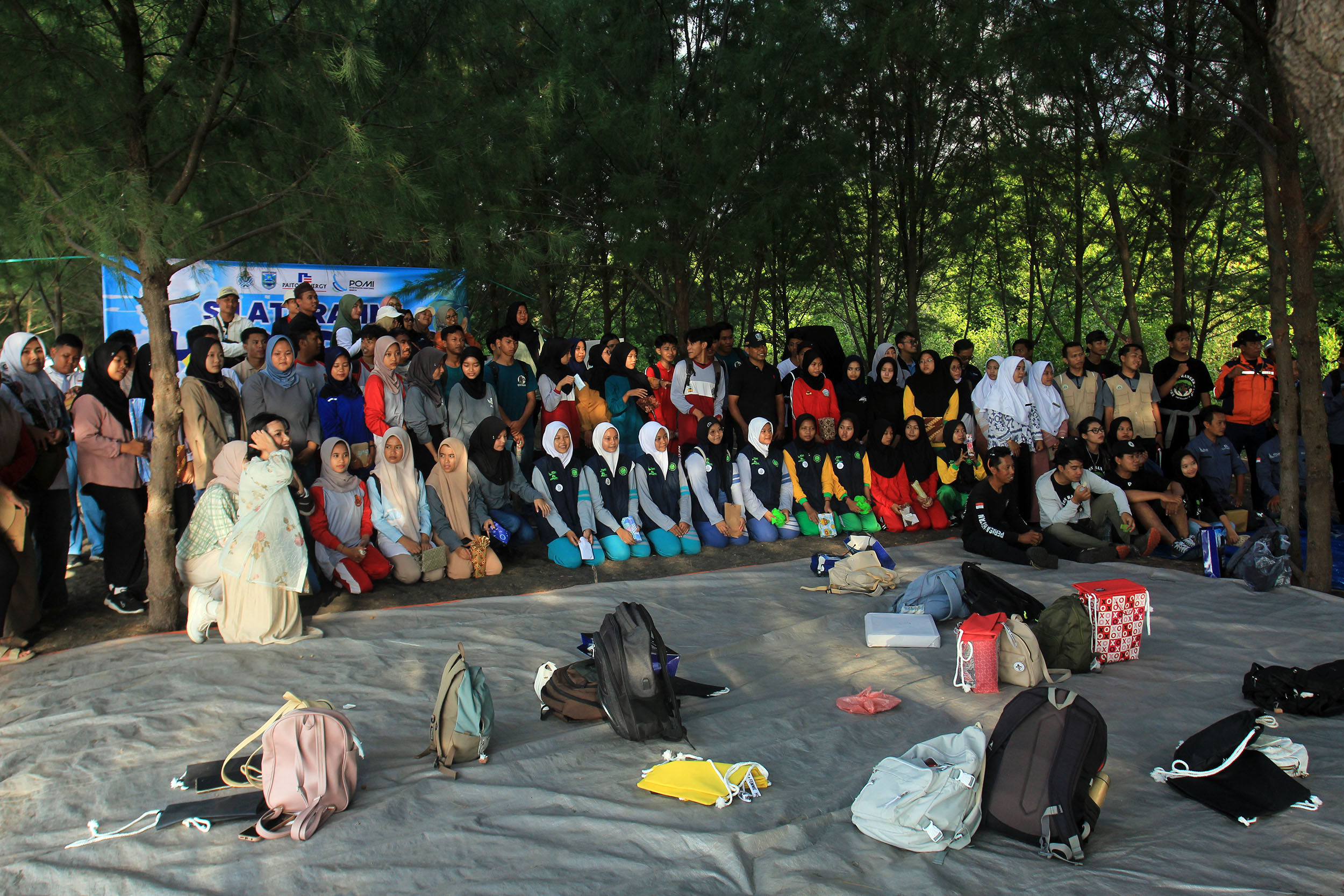 KOMPAK: Para peserta Silaturahmi Hari Bumi berfoto bersama usai mengikuti serangkaian acara inspiratif dan talkshow, di Greenthing Beach, Selasa (22/4).