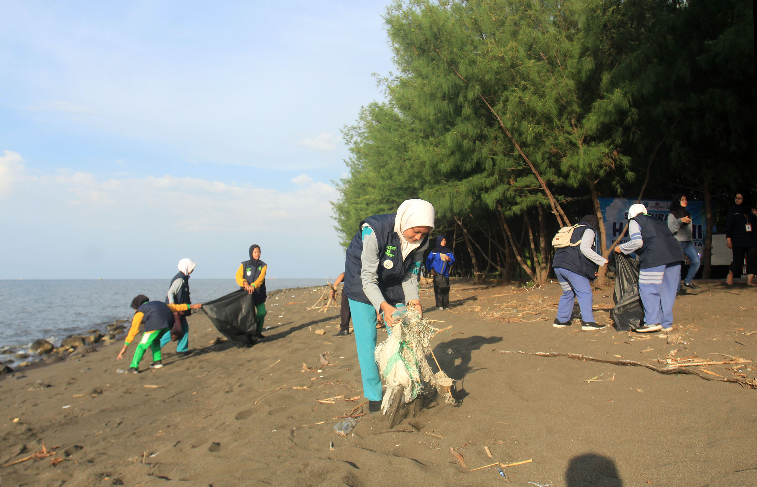 PEDULI: Para peserta Silaturahmi Hari Bumi juga melakukan aksi bersih sampah di kawasan Greenthing Beach. Sampah terberat diganjar hadiah menarik.