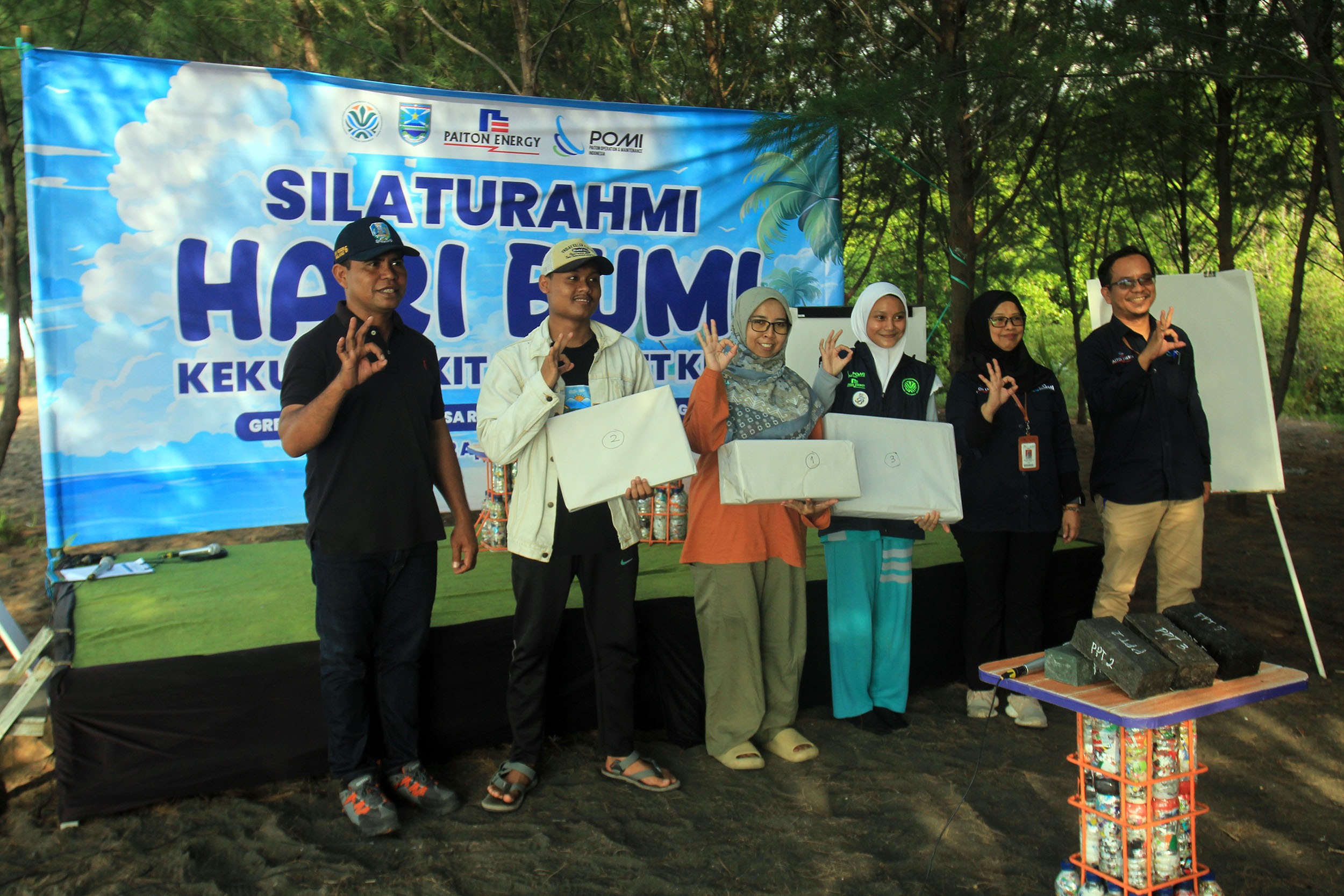 APRESIASI: Panitia membarikan hadiah kepada 3 penanya terbaik dalam sesi tanya jawab bersama Sulaiman Sulang, periah Kalpataru Provinsi Jawa Timur Tahun 2023.
