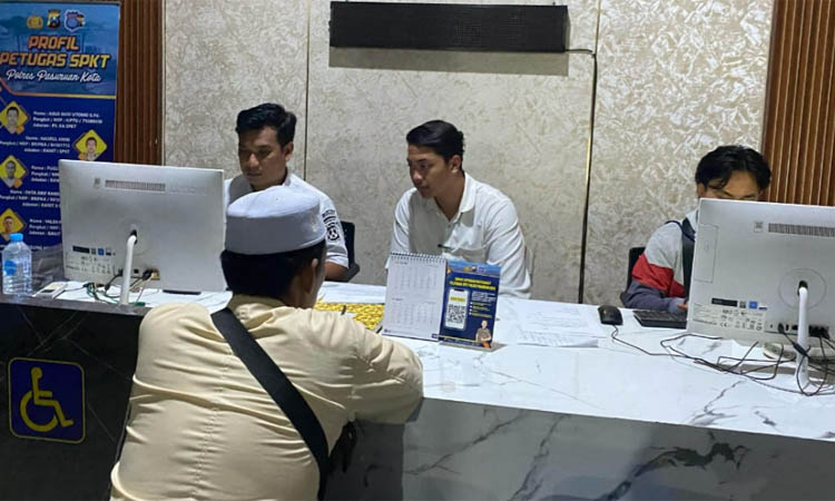 MELAPOR: Pengurus Pondok Metal saat melapor ke SPKT Polres Pasuruan Kota, Senin (21/4) malam.