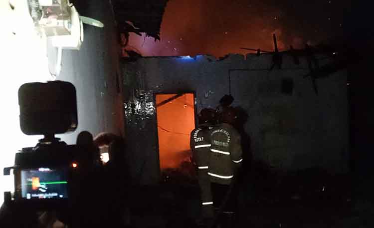 TERBAKAR: Tim Damkar-Satpol PP Kota Probolinggo berusaha memadamkan api yang melalap rumah warga Kelurahan Triwung Kidul, Kecamatan Kademangan, Rudi Suhaedi.