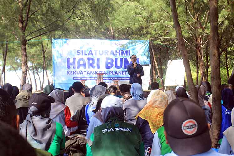 INSPIRATIF: Sekitar 200 peserta dari komunitas dan penggiat lingkungan mengikuti Silaturahmi Hari Bumi di Greenthing Beach, Desa Randutatah, Selasa (22/4).