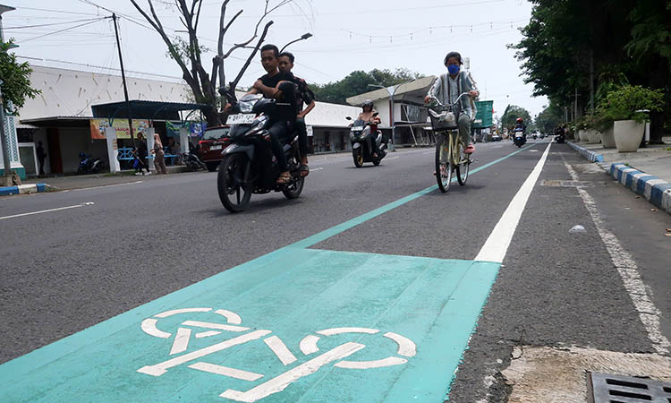KHUSUS SEPEDA: Jalur khusus untuk pesepeda yang ada di Jalan Pahlawan Kota Pasuruan. Rencananya, ada beberapa titik lain yang akan direalisasikan.