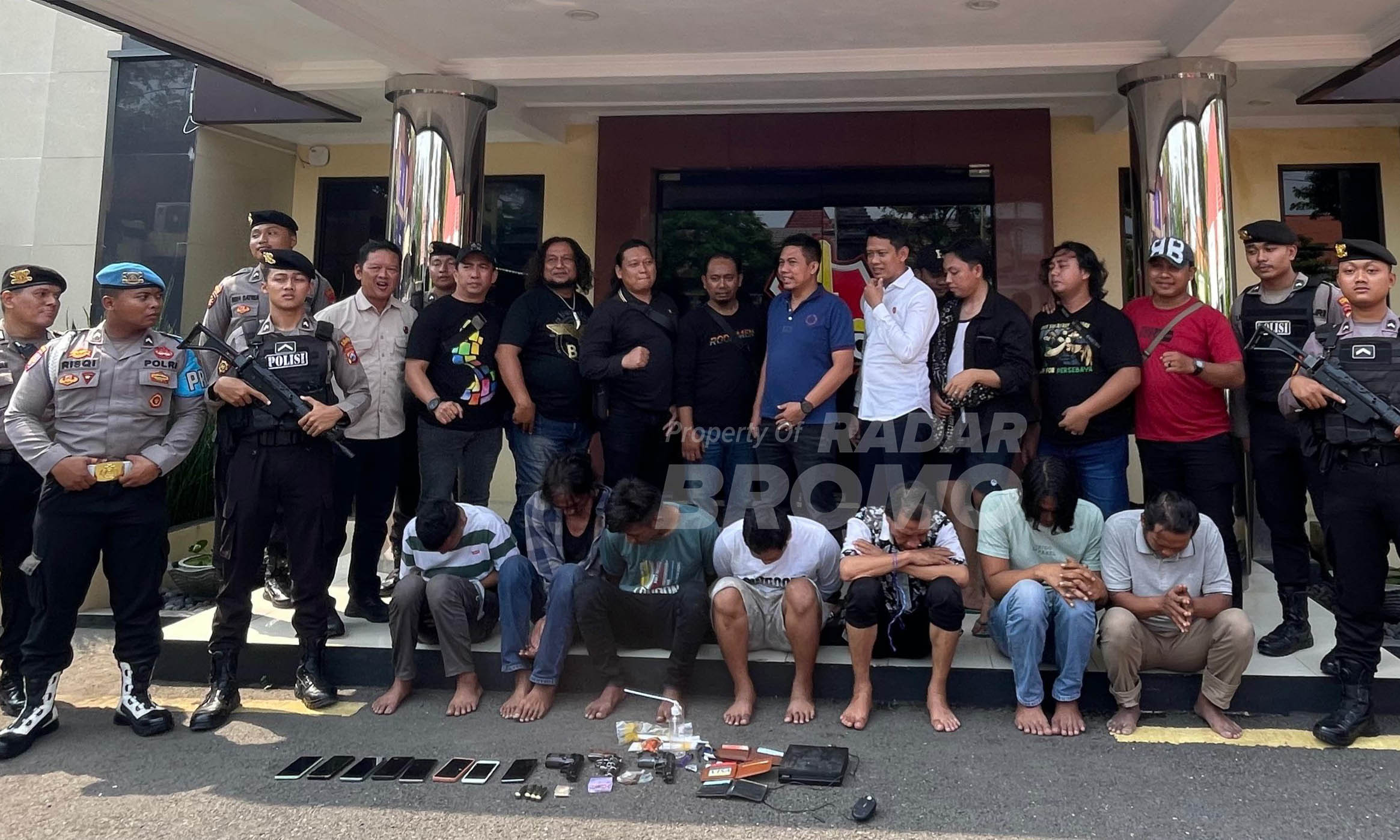 MASIH DIDALAMI: Tujuh pelaku penculik santri Pondok Metal yang sudah diamankan. Polisi juga mengamankan barang bukti seperti pistol softgun dan alat hisap sabu-sabu.