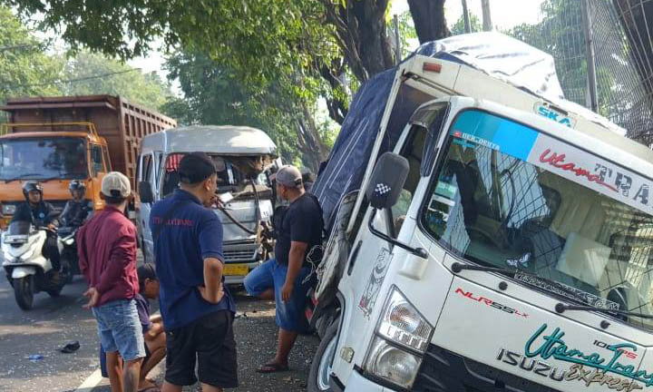 MASUK PARIT: Truk yang ditabrak MPU di bahu jalan di ruas jalan nasional Surabaya - Malang, Desa Ngerong, Kecamatan Gempol.