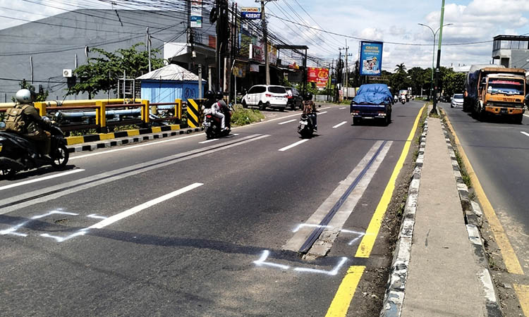 NONGOL: Pelat joint Jembatan Purwosari yang tampak nongol. Kondisi itu, membahayakan pengguna jalan.