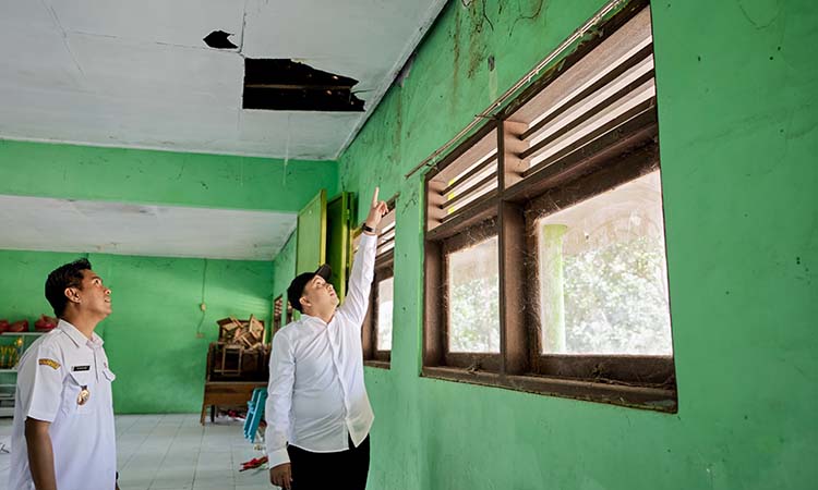 SIDAK: Bupati Pasuruan, Mas Rusdi saat meninjau SDN Wonokerto, Kecamatan Sukorejo yang mengalami kerusakan pada bagian atapnya. Ia meminta, agar segera dilakukan perbaikan.