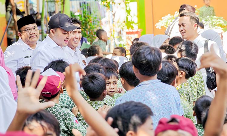 DEMI PENDIDIKAN: Bupati Pasuruan Mas Rusdi (topi hitam) saat menyapa siswa-siswi SDN Wonokerto di sela-sela sidak.