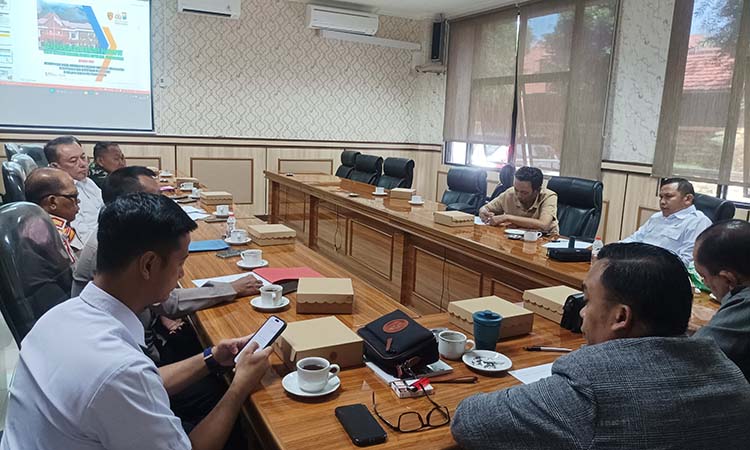 RDP: Kasat Reskrim Polres Probolinggo AKP Putra Adi Fajar Winarsa memberikan penjelasan terkait maraknya begal di Kabupaten Probolinggo saat RDP bersama Komisi 1 di gedung DPRD setempat, (23/4).
