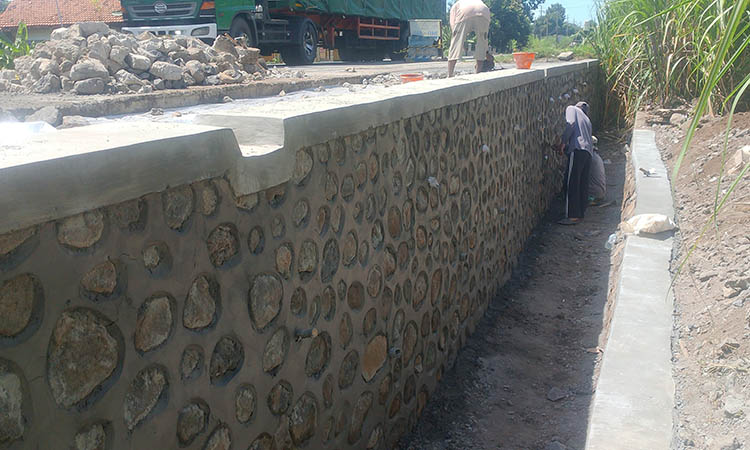 Istimewa  LEBIH KUAT: Pekerja sedang melakukan perbaikan TPT di Jalan raya Leces. Bangunan ini sempat ambrol setelah digunakan parkir truk bertonase berat.