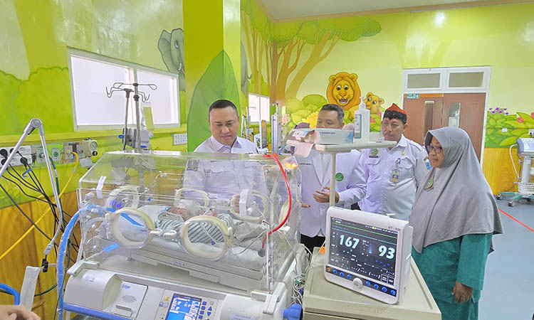 CEK PELAYANAN: Wakil Ketua Komisi IV DPRD Kabupaten Probolinggo Rendra HadiKusuma (kiri) saat mengunjungi RSUD Waluyo Jati, Rabu (23/4).