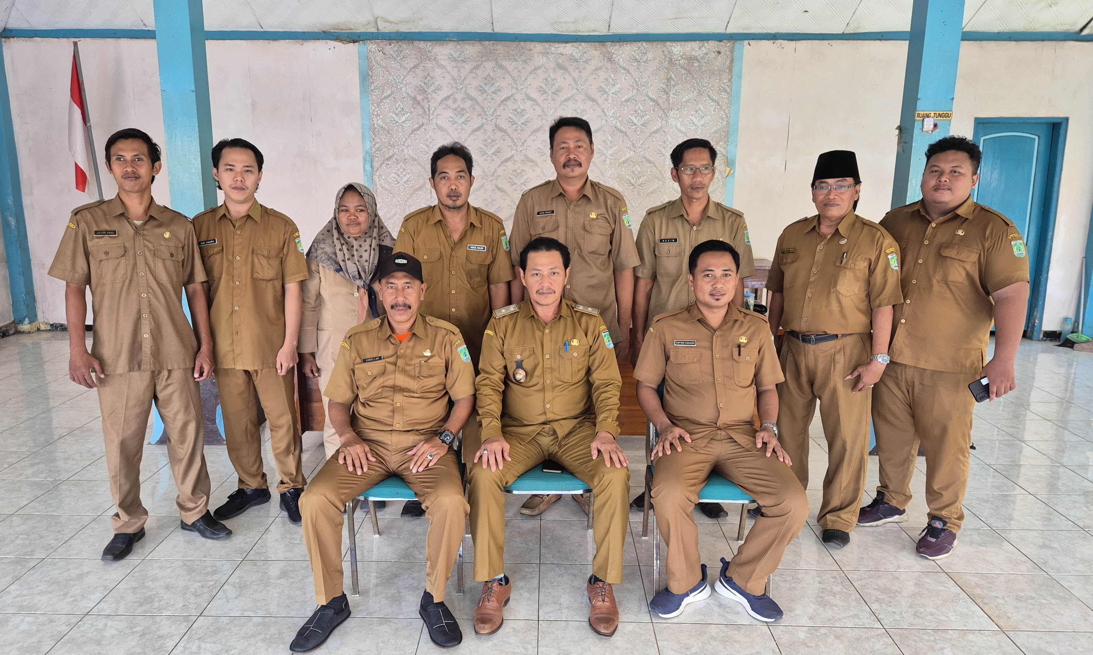 KOMPAK: Kades Muhammad Abdillah (tengah duduk) bersama perangkat desa.