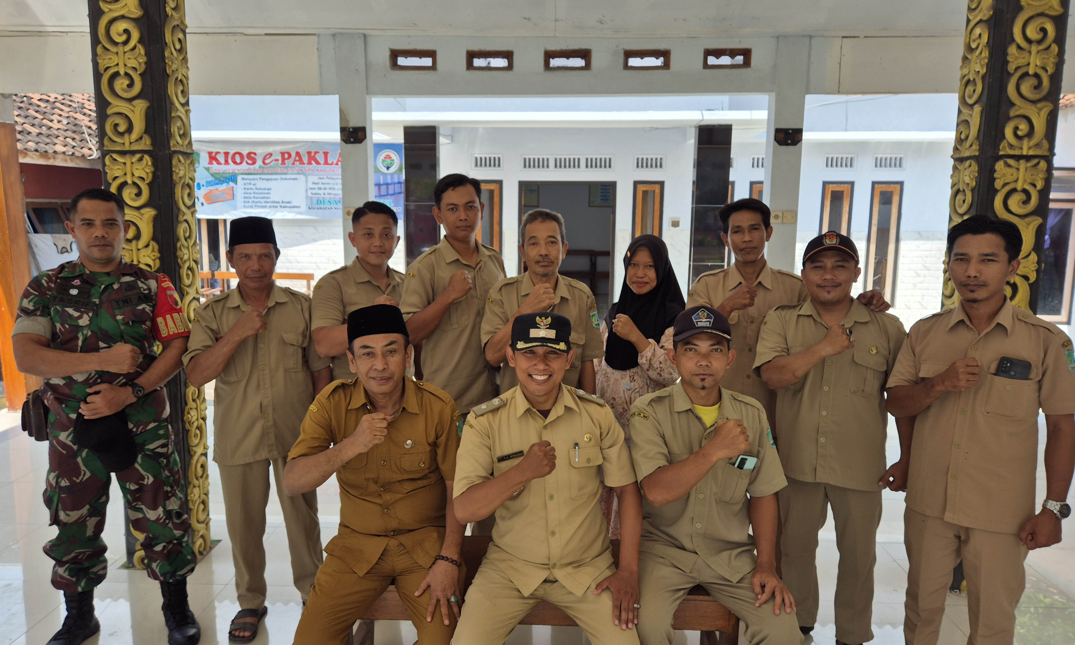 MELAYANI MASYARAKAT: Pj Kades Penunggul Irwandi (tengah depan) bersama perangkat desa.