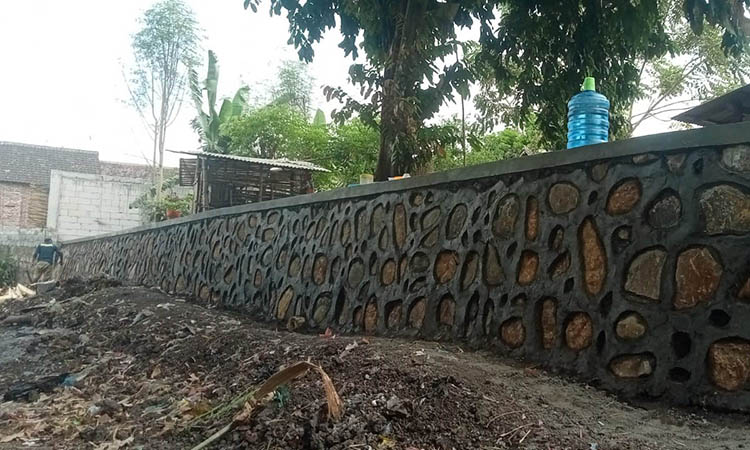 PERLU DIATASI: Sampah yang menggunung di Dusun Pesisir.