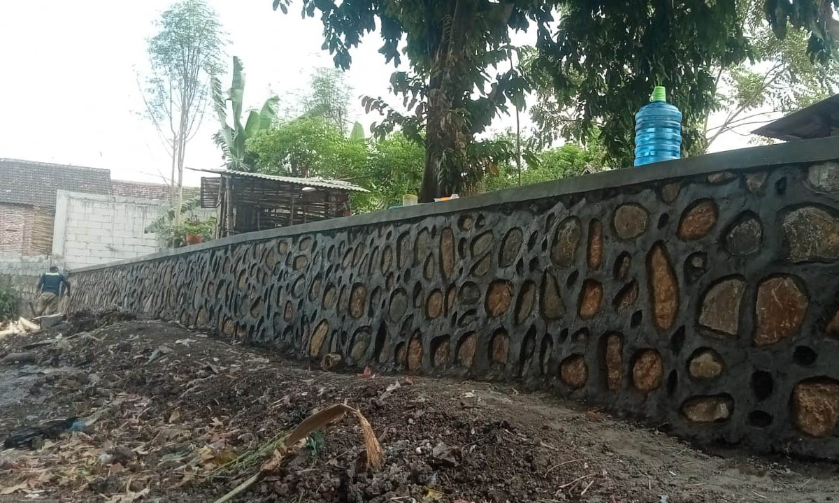 EFEKTIF: Plengsengan di Dusun Pasar yang dibangun tahun lalu untuk kuramgi dampak banjir.