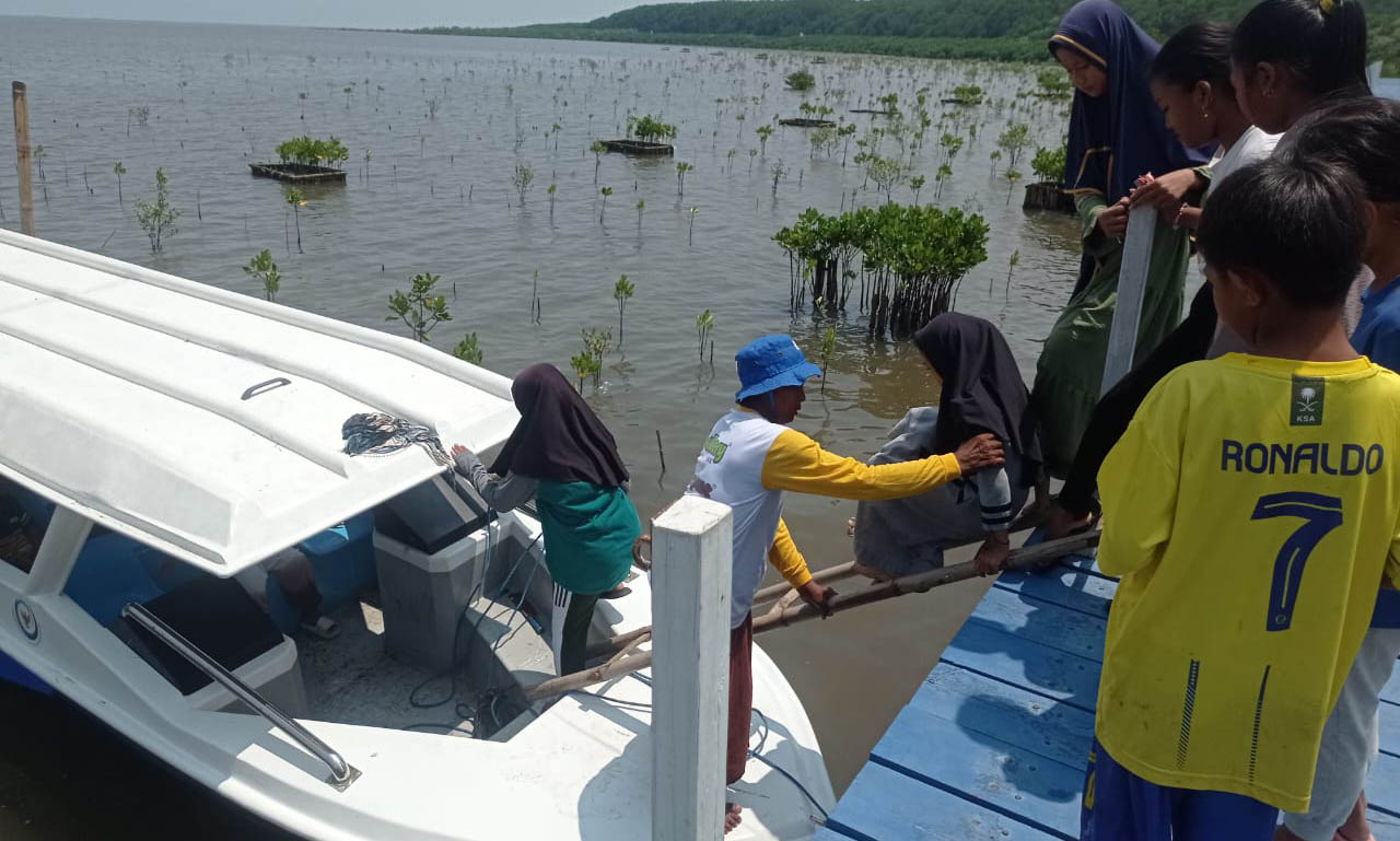 POTENSIAL: Kapal yang bisa digunakan wisatawan berkeliling Pantai Penunggul. Kapal ini dikelola nelayan bahari di desa sekitar.
