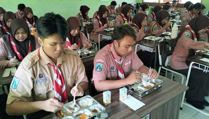 MBG: Siswa-siswi SMAN 1 Pandaan saat menyantap menu MBG, Kamis (24/4). (Rizal Syatori/ Radar Bromo)