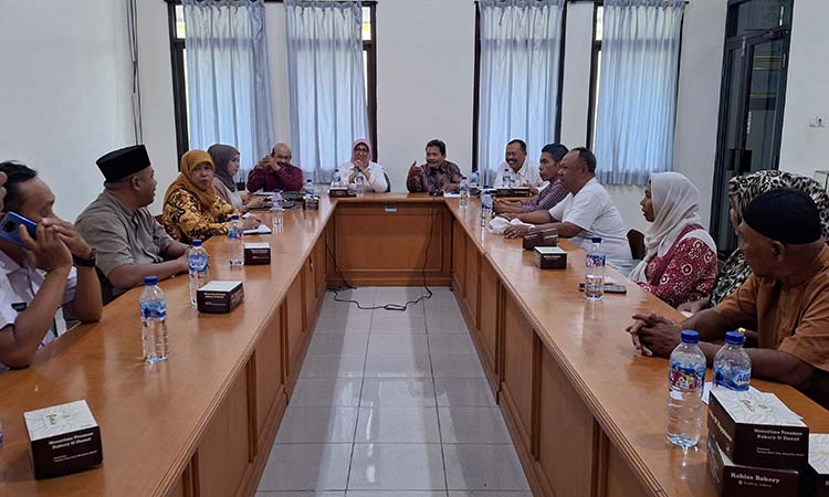 TUAI PROTES: Suasana audiensi antara perwakilan Dinas Pendidikan Jawa Timur dengan alumni dan masyarakat Bangil peduli SMANBA. (M Busthomi/ Radar Bromo)