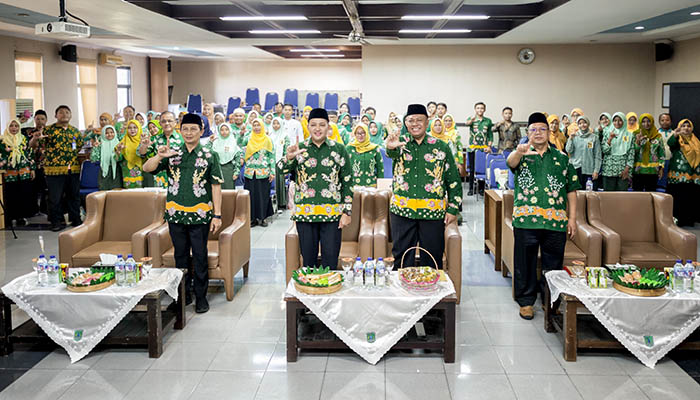 SALAM LITERASI: Bupati Pasuruan bersama jajaran pegawai pemkab berpose usai membuka duta literasi.