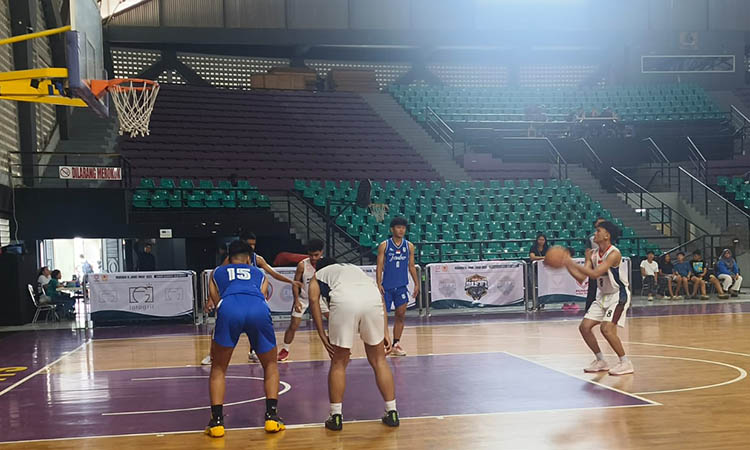 GAGAL MELANGKAH: Tim basket Kabupaten Probolinggo saat berlaga di ajang Pra Porprov. Sayang, basket gagal melaju ke Porprov IX.