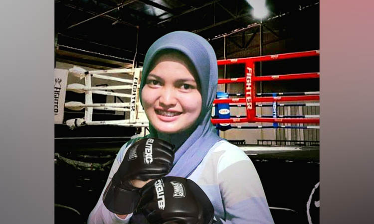 PETARUNG: Gaya Uswatun saat berada di arena tinju tetap oke meski berhijab.