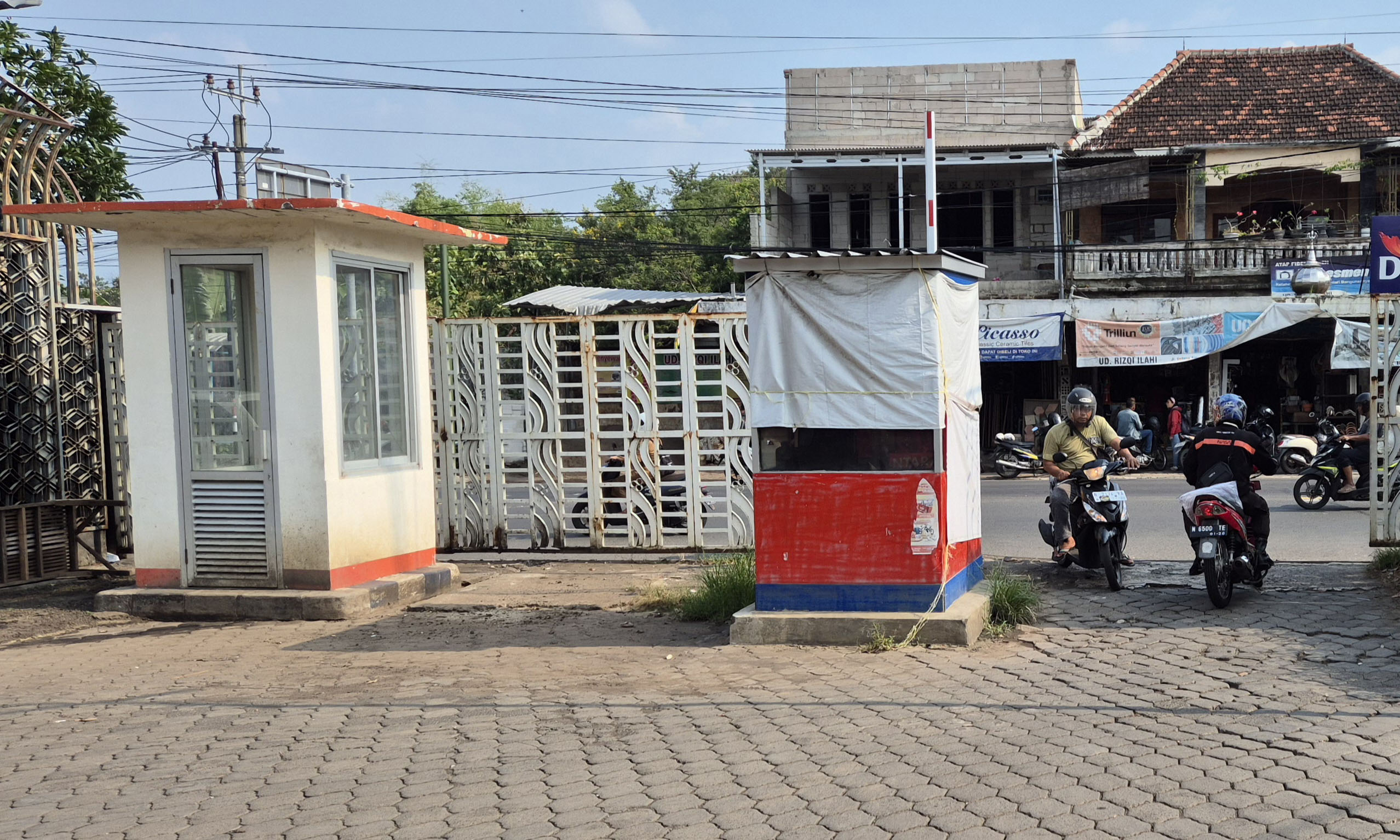 MANGKRAK: Keberadaan e-portal di Pasar Kebonagung, Kota Pasuruan yang mangkrak. Rencana pemindahan ke Terminal Wisata, tak kunjung jelas.