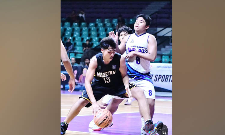 RUNNER UP: Center tim basket Kabupaten Pasuruan Darma Abdul Alam menempel pemain Magetan di ajang Pra Porprov yang digelar awal April lalu di CLS Surabaya.